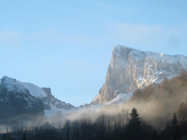 un colosse du Dévoluy : le fameux pic de bure le pic de bure enneigé